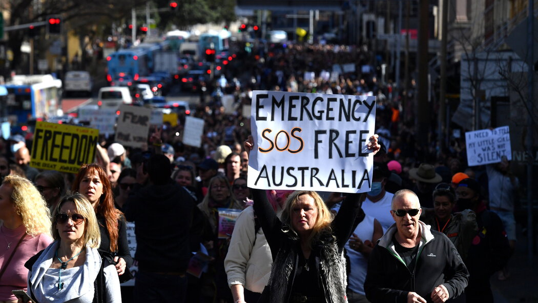 La police et les manifestants s'affrontent lors des manifestations australiennes contre le verrouillage à Sydney
