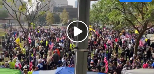 Scène actuelle à l'extérieur de l'hôtel de ville de Los Angeles : des milliers de personnes se rassemblent pour protester contre les mandats de  V---A---X de Los Angeles.