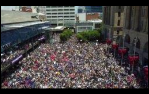 REGARDER: Manifestation contre le mandat de vaccination à Perth, Australie
