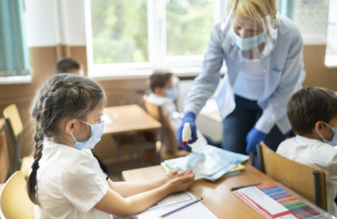 La crise sanitaire ne peut pas être une excuse pour des actions inadaptées et criminelles contre les enfants et les enseignants, en violation