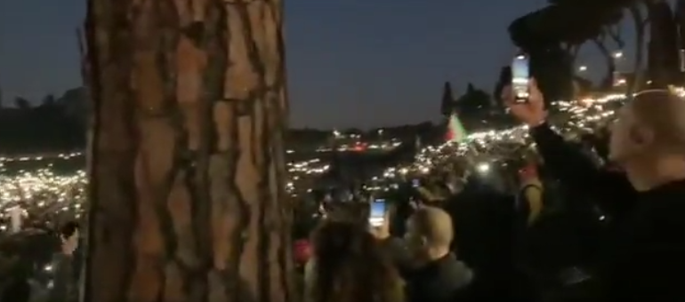 Rome manifestation c'est juste superbe toute ces lumières 🇮🇹