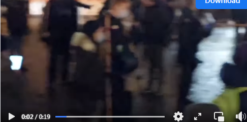 À Frankfort Allemagne, des policiers ont été vus avec un bâton pour mesurer la distance entre les manifestants !!