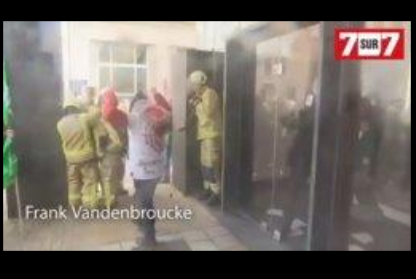 Bruxelles : pompiers et infirmières contre la police et la  V--A--XX--INATION  obligatoire.