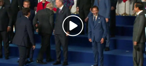 Notre clown national qui arrive en retard à la photo de famille du G20, et ce fait dire enlever ca couche de son visage