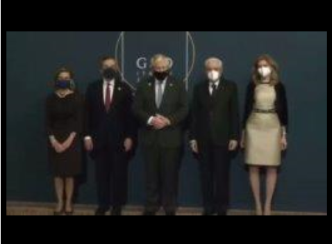 Pour les gens qui ne savent pas c'est qui quand la photo est fini bien c'est fini Boris Johnson premier ministre du Royaume unis..