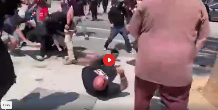 ANTIFA A ATTAQUÉ UNE MANIFESTATION ANTI COVID EN CALIFORNIE PLUS TOT AUJOURD'HUI
