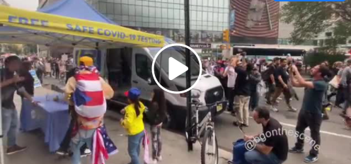 Deux marcheurs retournent la tente de test mobile COVID-19 à Union Square à New York