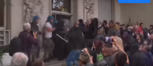 REGARDER: Situation tendue à Rome alors que ceux qui protestent contre les passeports vaccinaux commencent à se heurter à la police. ho ho!!!!