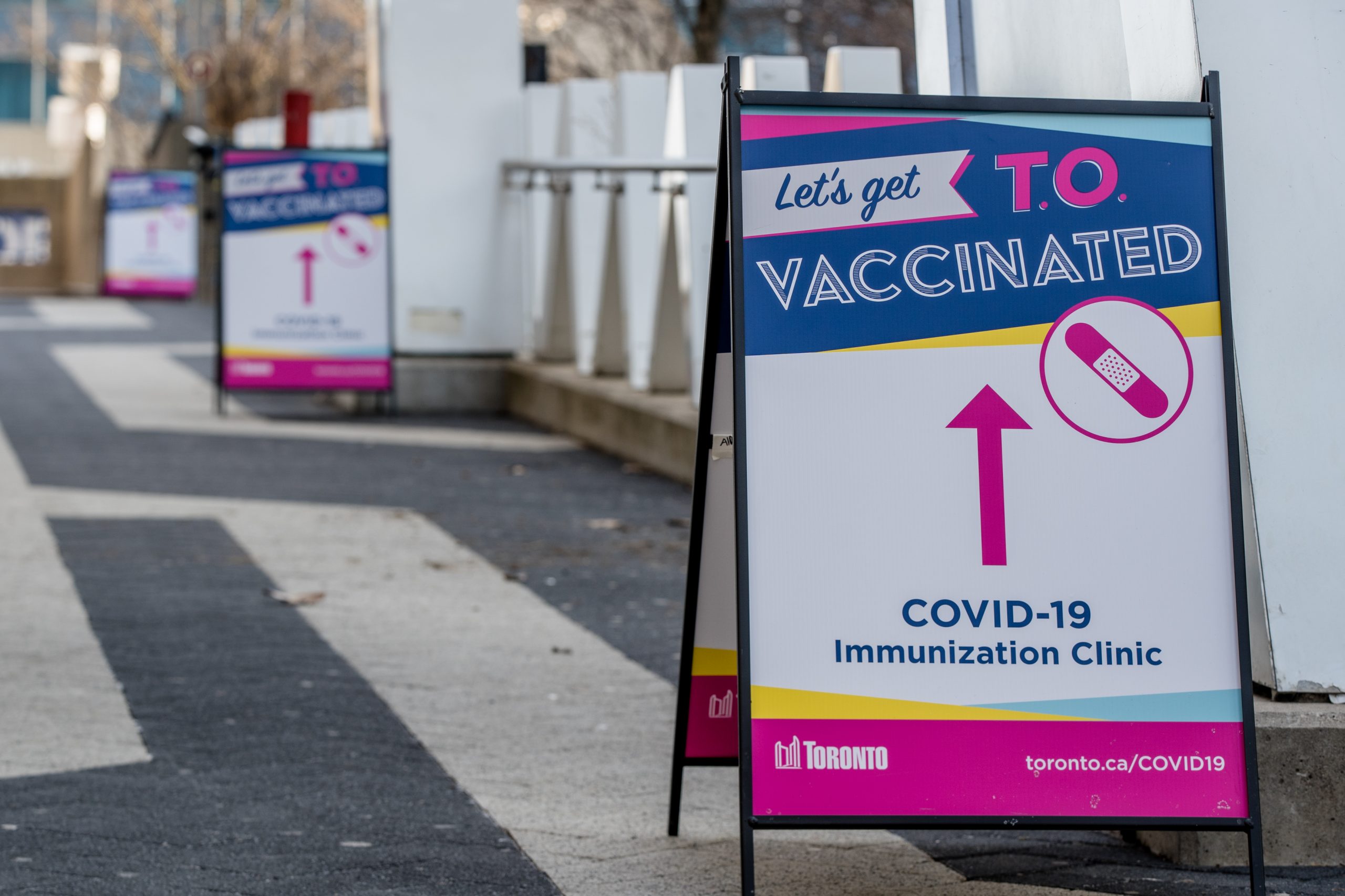 Un syndicat représentant de nombreux travailleurs de Toronto dépose un grief devant les tribunaux contre la politique de vaccination obligatoire contre la COVID-19 en place pour Toronto.