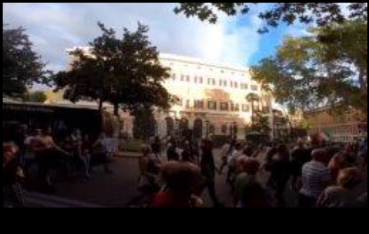Des milliers de personnes ont défilé à Rome pour protester contre les mandats de vaccination sur le lieu de travail. samedi dans la capitale italienne.