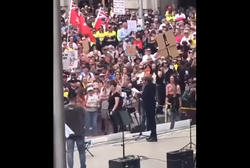 Perth, Australie - ABC News a affirmé que seulement 2000 personnes se sont présentées à cette manifestation, mais nous pouvons clairement voir que ce n'était pas le cas.