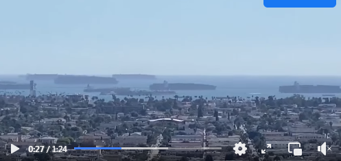 NOUVEAU - Des cargos remplis de marchandises sont bloqués à l'extérieur des ports californiens à perte de vue.