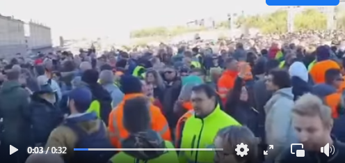 Des milliers de personnes se joignent aux dockers italiens pour protester contre les passeports COVID en Italie.