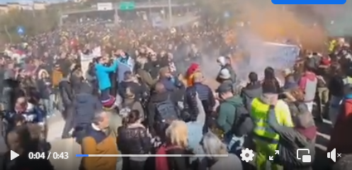 Des milliers de manifestants bloquent l'entrée du Port de Trieste en Italie pour protester contre le passe sanitaire obligatoire depuis aujourd'hui pour pouvoir travailler.
