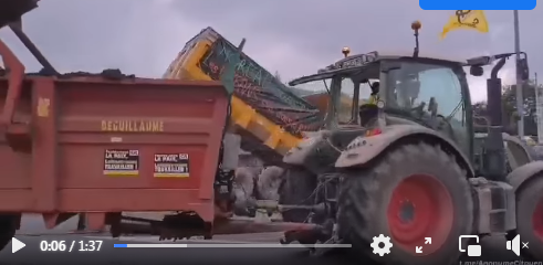 Des agriculteurs de la Creuse, en colère contre l'explosion du prix des carburants ont déversé du fumier devant le Centre des impôts, les stations services et la sous Préfecture d'Aubusson.