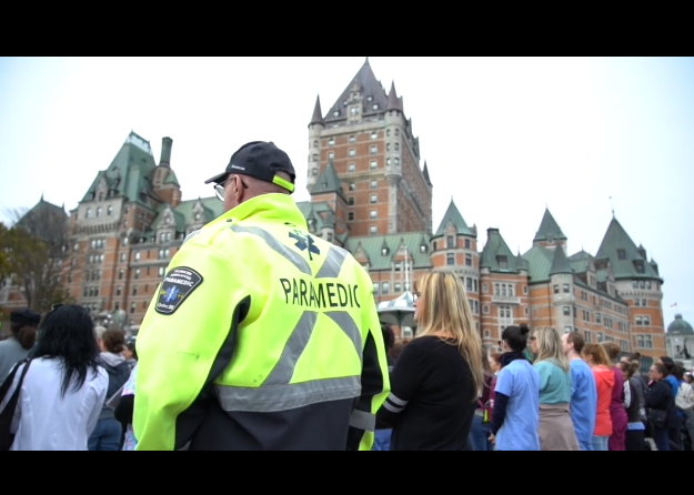 Le 15 octobre 2021, devant le château Frontenac, se réunissaient les professionnels de première ligne du Québec, les travailleurs du milieu de la santé, de l'éducation, policiers, pompiers...