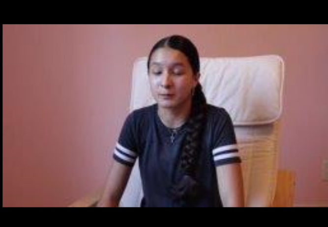Aurélia, une adolescente de 15 ans, témoigne de la peine qu’elle ressent lorsque ses proches manquent de compassion envers elle, et de sa manière de retrouver la joie de vivre par la musique.