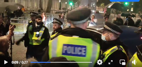 PORTES DE CULTURE: Des manifestants empêchent une voiture d'entrer dans Downing Street à Londres en criant "Arrêtez Bill Gates!"