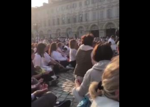 Très puissant. Les habitants de Trieste, en Italie, se réunissent pour une méditation de masse.