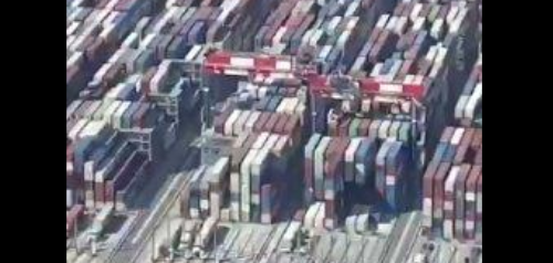 Les containers empilés aux ports!