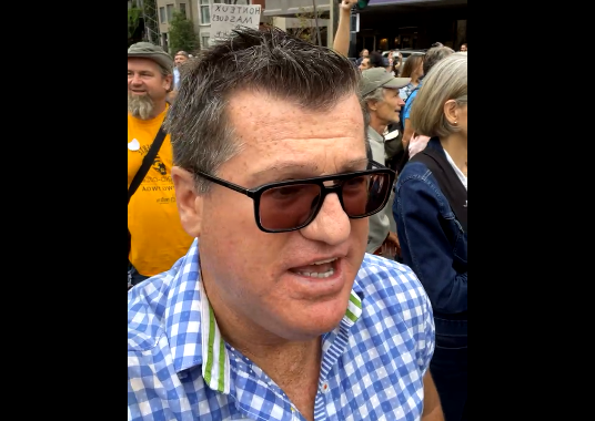 Samuel Grenier blogueur à la marche du 11 septembre 2021, Montréal, QC.