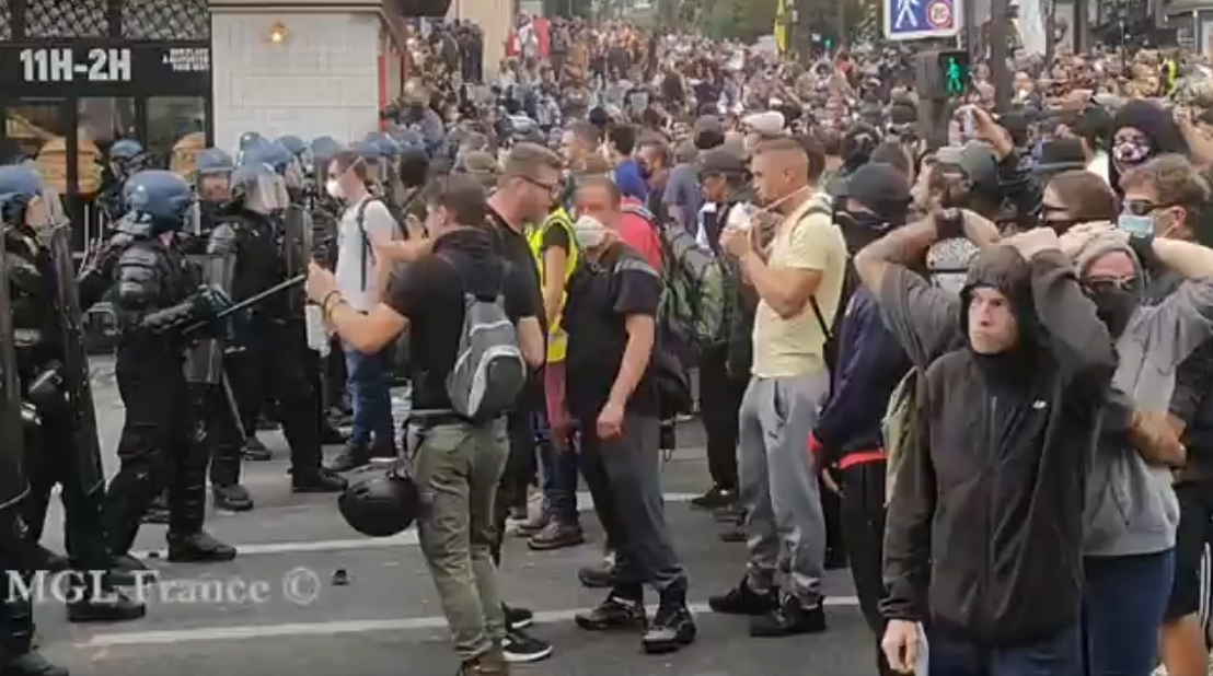 MGL France était en direct — à Paris, France.11 septembre 2021 manifestation contre le pass sanitaire PARIS
