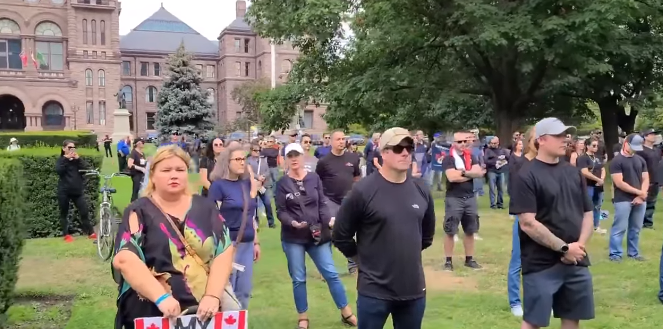 Manifestation silencieuse de policiers, pompiers, soignants et ambulanciers au Queen's Park de Toronto pour protester contre la va.. obligatoire de ces professions dans cette province du Canada.