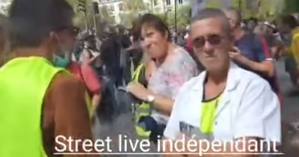 Pascale Micha Nomis infirmière qui refuse la vaccination OBLIGATOIRE nous apporte sont témoignage à Paris Place wagram en ce 11 septembre à la manifestation contre le pass sanitaire.