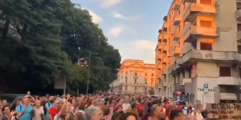 Les Italiens ne se trompent pas de cible. Ils manifestent en criant "Honte à Vous" devant le siège de la télé publique italienne : la RAI ! Les médias ont déjà perdu la confiance de la plupart des citoyens.