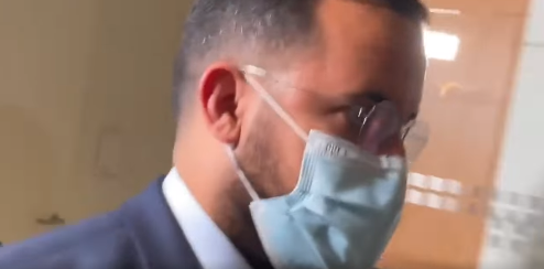 Benalla en prison ! », l'ex collaborateur d'Emmanuel Macron hué par des manifestants à sa sortie du Tribunal après la première journée de son procès pour les violences du 1er mai sur des manifestants, port d'arme non autorisé et l'utilisation frauduleuse de passeports diplomatiques🌹