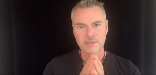 à toutes les personnes qui suivent religieusement toutes les consignes sanitaires, soit parce qu'ils croient vraiment que nous faisons face à un très grave danger, soit parce qu'ils veulent juste retrouver une vie normale, aller au restaurant, voyager ..