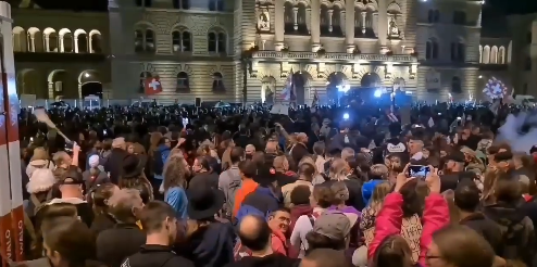 La police a fait usage de gaz lacrymogènes hier soir à Berne en Suisse pour disperser les milliers de manifestants rassemblés devant le Palais Fédéral pour protester contre le pa-ss sanitaire en vigueur dans le pays.