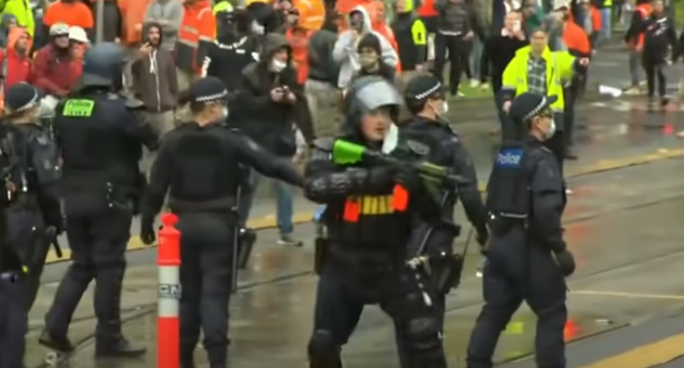 La violence éclate devant le siège du CFMEU à Melbourne alors que les commerçants protestent contre les jabs   VAXXX  obligatoires