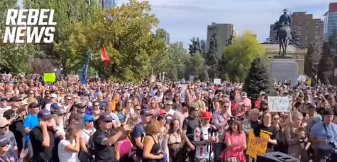 Calgary scande "ne pas se conformer", alors que des milliers de personnes se rassemblent pour s'opposer au passeport vaccinal de Jason Kenney. Bravo