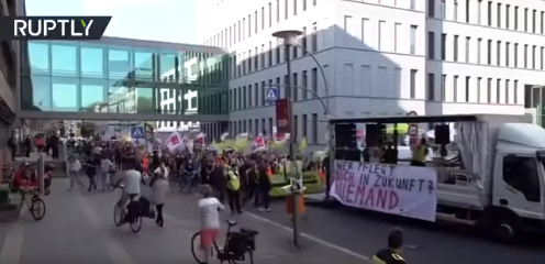 Berlin:  Manifestations de masse contre le pharma-fascisme organisées par des travailleurs médicaux en grève depuis six jours.