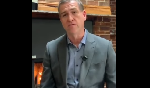 John Larter, ambulancier paramédical de NSW avec 25 ans d'expérience a maintenant été licencié de son poste pour s'être prononcé contre les mandats de vaccination !