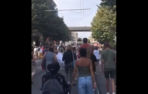 Mannequin de Macron lors des manifestations du Pharma-Fascisme français.