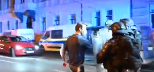 La police utilise du GAZ lacrymogène contre les manifestants anti-pharma-fascisme qui protestent contre les vaXXXXXccins en Slovénie