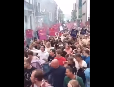 Hier aux Pays-Bas dans le respect des règles de distanciation sociale je vous aime