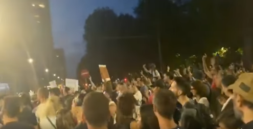En Italie, où la situation devient pire qu'en France, mais avec à sa tête aussi un ex-banquier d'affaire, le peuple ne se trompe pas de cible et désigne les journalistes comme complices.