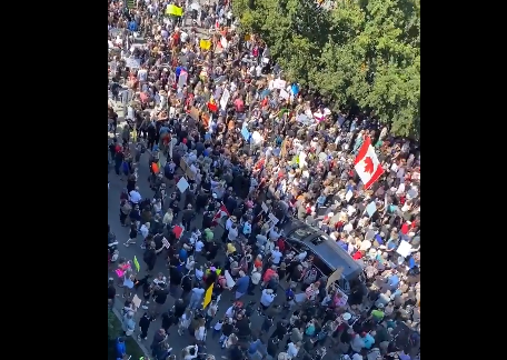 Des milliers de personnes manifestent à Vancouver au Canada contre l'instauration d'un pass.. vac.. dans la province de Colombie-Britannique.