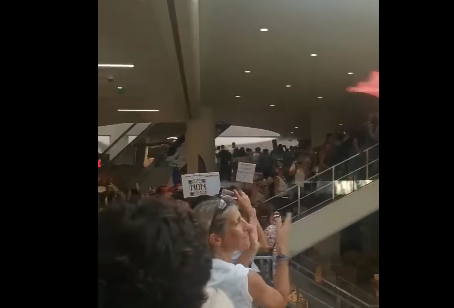 Après avoir pris d'assaut la gare la semaine dernière, les manifestations de Marseille ont frappé aujourd'hui un centre commercial contre les passeports covid tyranniques de Macron