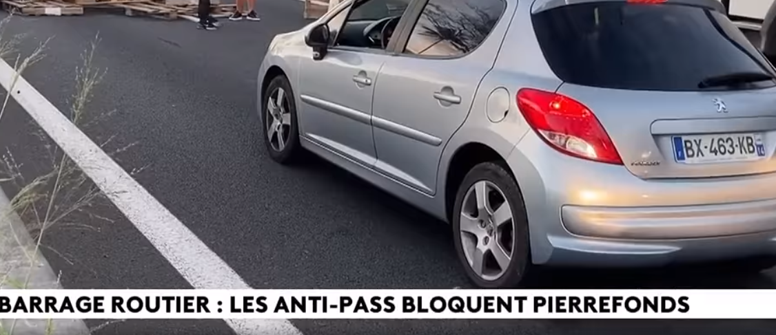 Manifestation contre le pass sanitaire : un barrage érigé ce matin sur la 4 voies à Pierrefonds