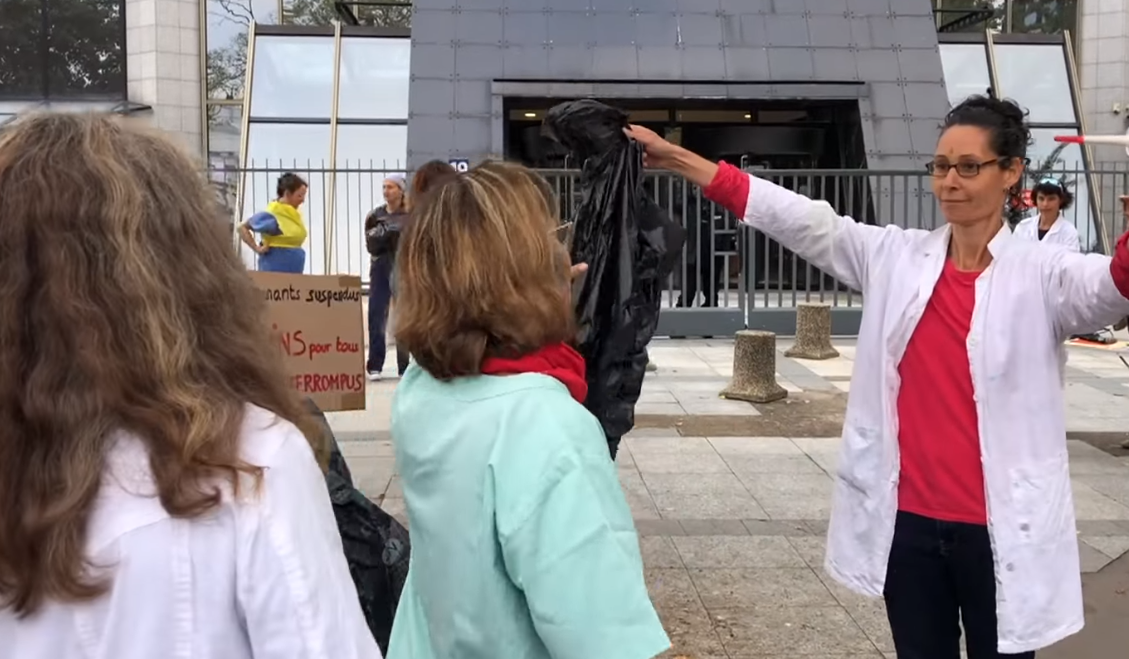 MANIFESTATION DES SOIGNANTS NON VAXXXXCCINÉS DEVANT L'ARS
