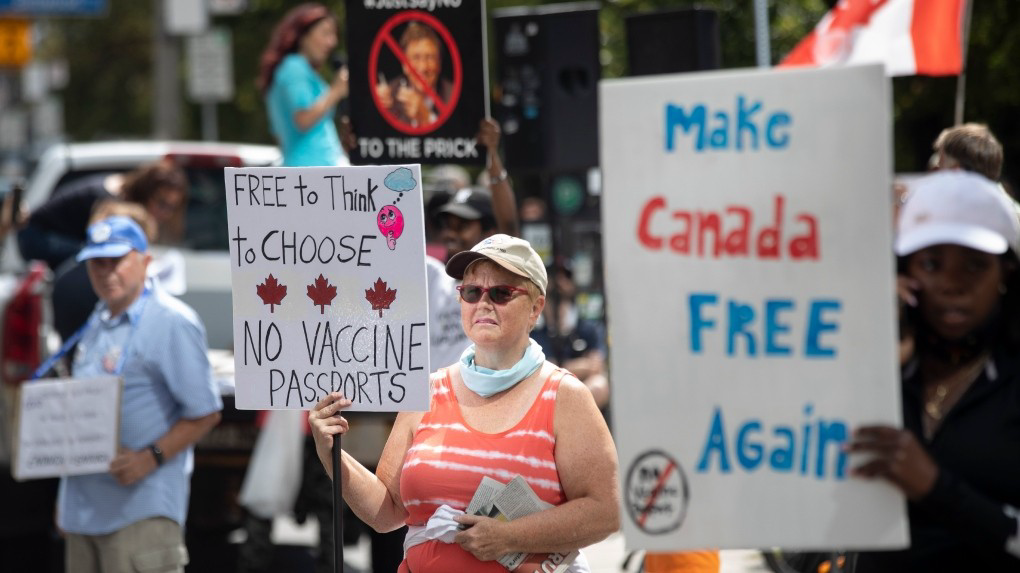 Des manifestants se rassemblent contre les mandats de vaccination à l'hôpital de Foothills, en Alberta, Canada
