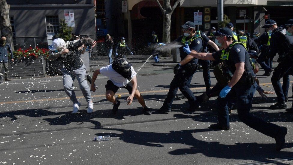 L'Australie a coupé sa connexion Internet pour empêcher les gens du monde entier de voir ceci : spray au poivre utilisé sur les manifestants anti-verrouillage à Melbourne