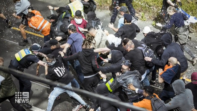 À l'intérieur de la bataille de protestation à Melbourne   Vision de scènes dans la foule de chaos et de violence lors des manifestations anti-confinement de Melbourne.