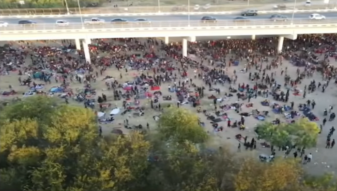 La FAA restreint le drone Fox après avoir montré des images d'un afflux de migrants , USA