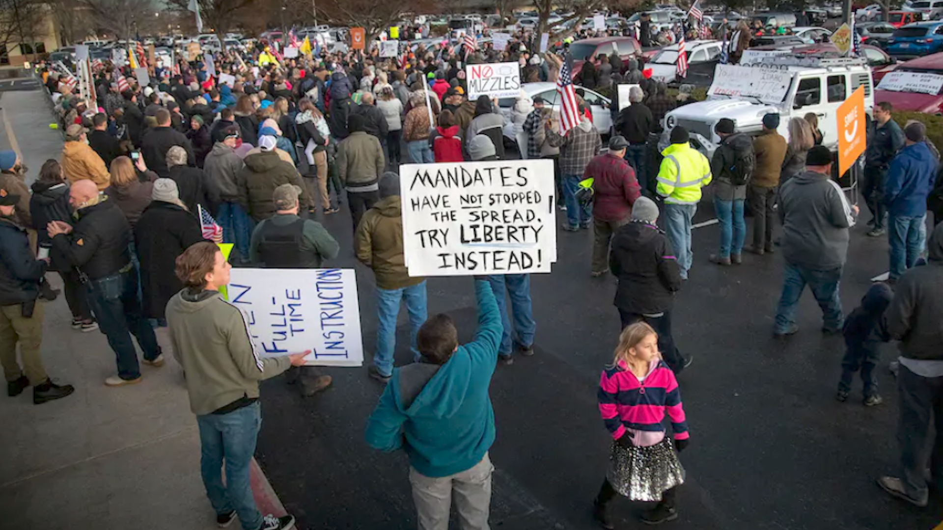 Une grande foule de manifestants se rassemble à Boise pour la visite du président Biden, USA