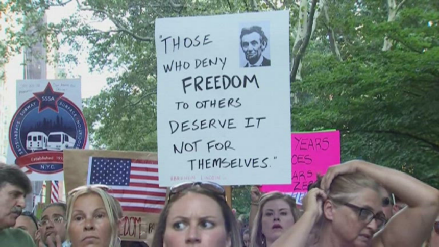 Les enseignants de New York protestent contre le mandat de vaccination